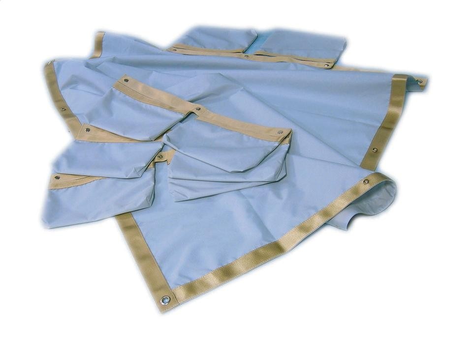 Tra gli accessori per
il pic-nic, Ferrino
1870 propone Fuori
Porta, telo in nylon
alluminato
