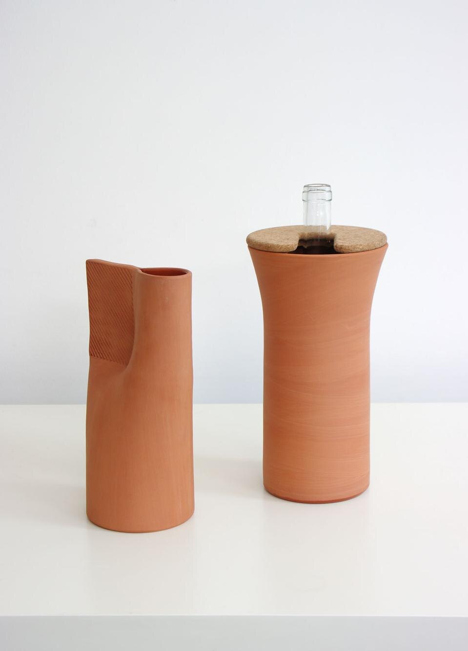 ENO / 2010. Caraffa e cestino in terracotta per bottiglie. © Normal Studio
