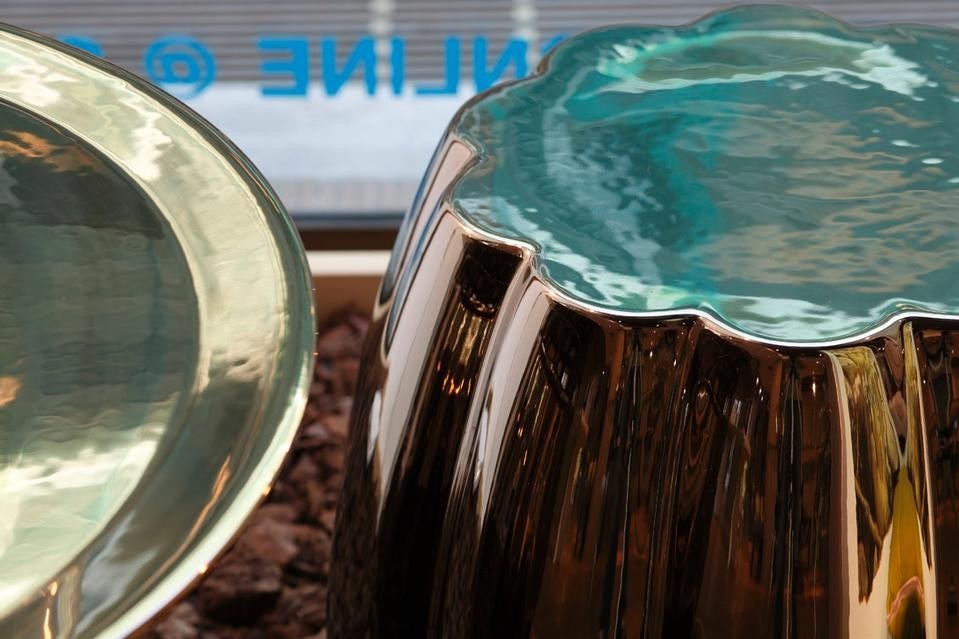 Dettaglio di una
seduta della serie Oppiacei in ceramica
vetrificata smaltata, design di Diego Grandi
e Manolo Bossi