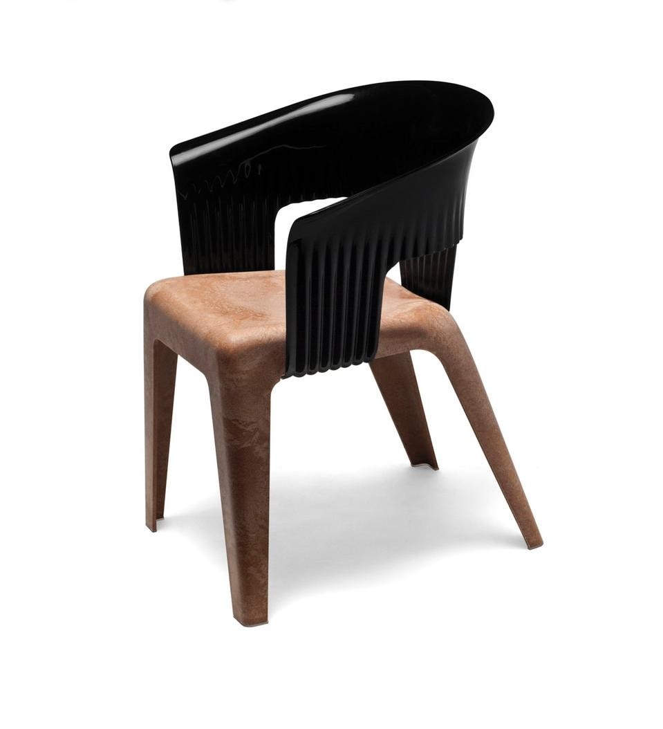 Madeira, sedia bimaterica di Marc
Sadler. La sedia, impilabile, è prodotta in un
materiale di nuova concezione: il PP-WPC,
una miscela formata da legno riciclato (40%)
e polipropilene (60%)
