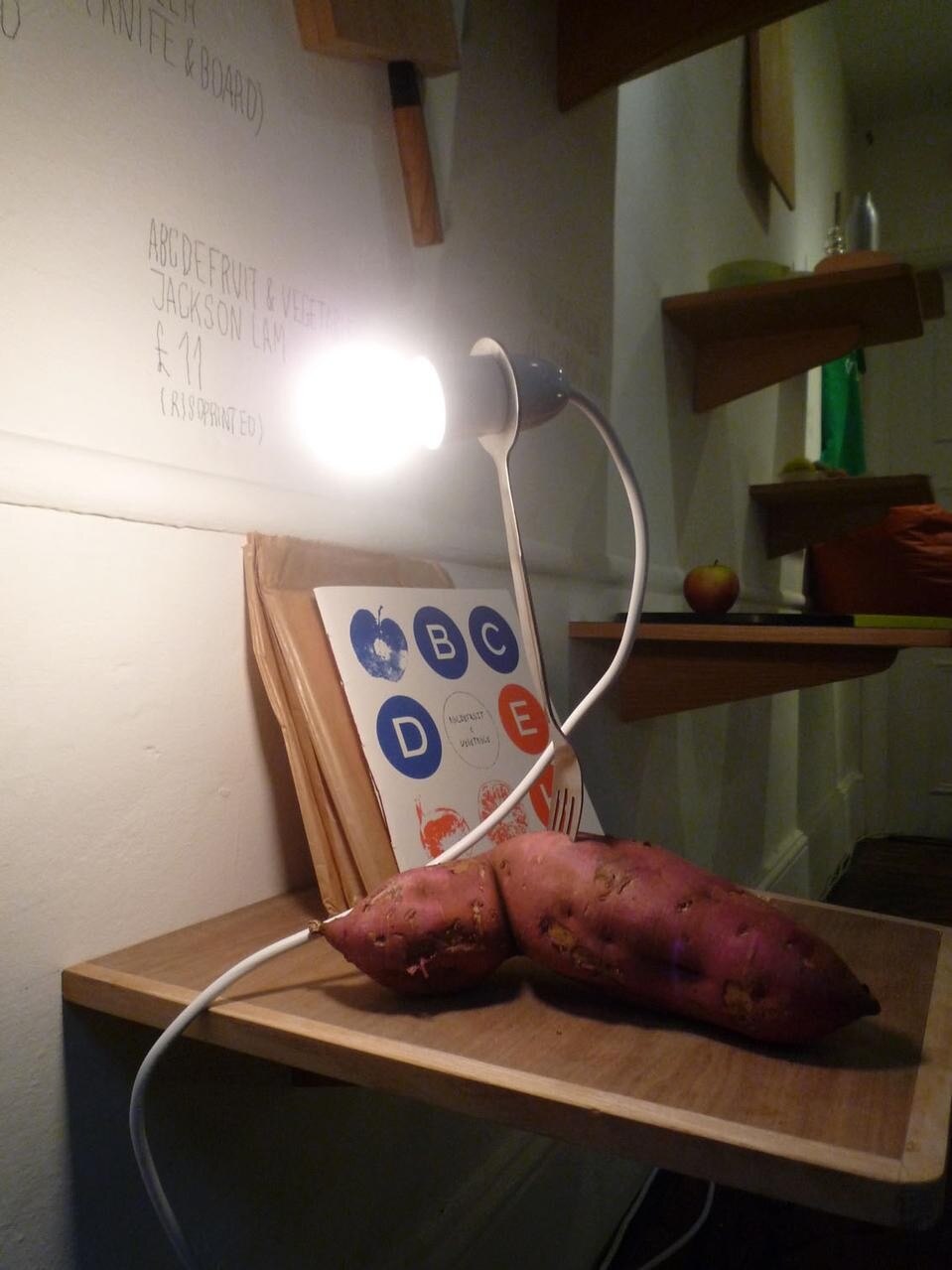 Foodmarket, la lampada di Peter Marigold creata con una lampadina, una forchetta e una patata dolce