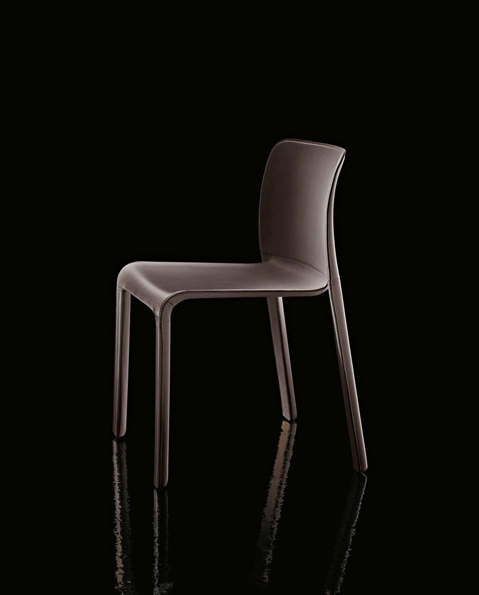 Versione
in cuoio della Chair First di Stefano
Giovannoni, seduta in polipropilene caricato
di fibra di vetro in air moulding