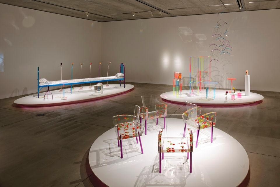 La mostra curata da Yasuko Seki propone circa 60 oggetti e arredi, preziosi e trasparenti, creati da Shiro Kuramata nell’arco del decennio 1981-1991 
