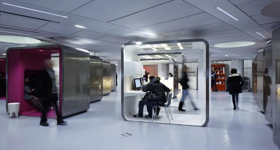 Piccole unità mobili, chiamate “éclaireuses”, sono a disposizione del pubblico e degli artisti per creare, inventare o presentare i propri lavori: rendono possibile  allestire e smontare un grande numero di set per rendere più dinamico il programma. Photo © Vincent Fillon.