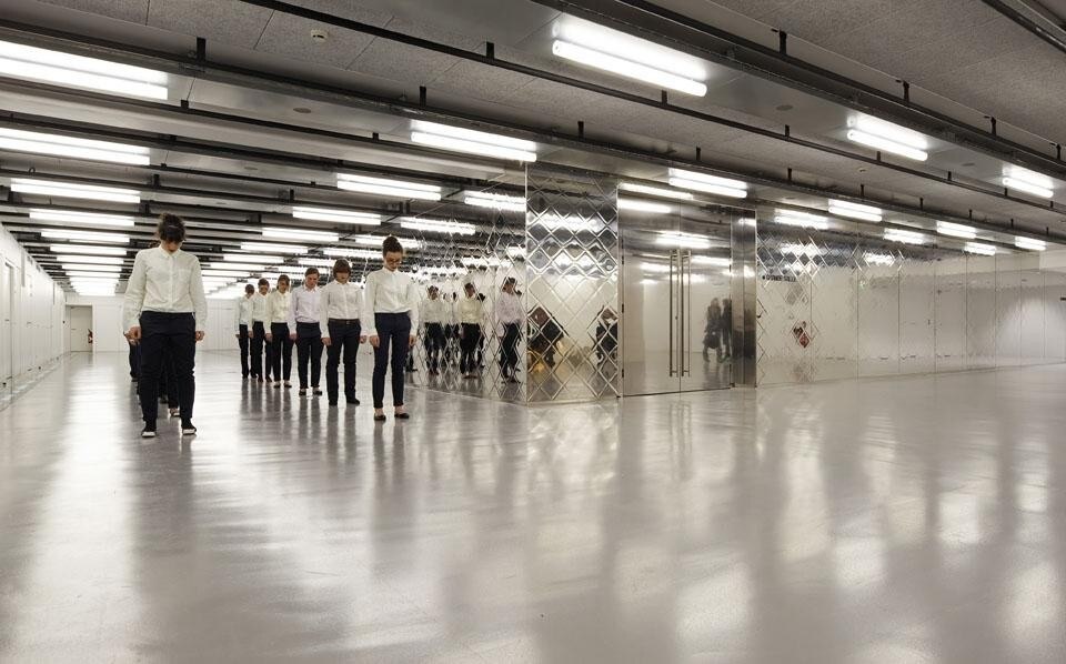 Il duo francese I Could Never Be A Dancer, in residenza alla Gaîté Lyrique, ha creato una performance narrativa per l’inaugurazione dello spazio. Insieme al percorso creato da UVA, una serie di performance quotidiane guidano i visitatori alla scoperta del programma e delle diverse funzioni della Gaîté, invitandoli a partecipare in prima persona a una serie di esperienze indivuali che prendono spunto dal meccanismo del gioco. Photo © Vincent Fillon.