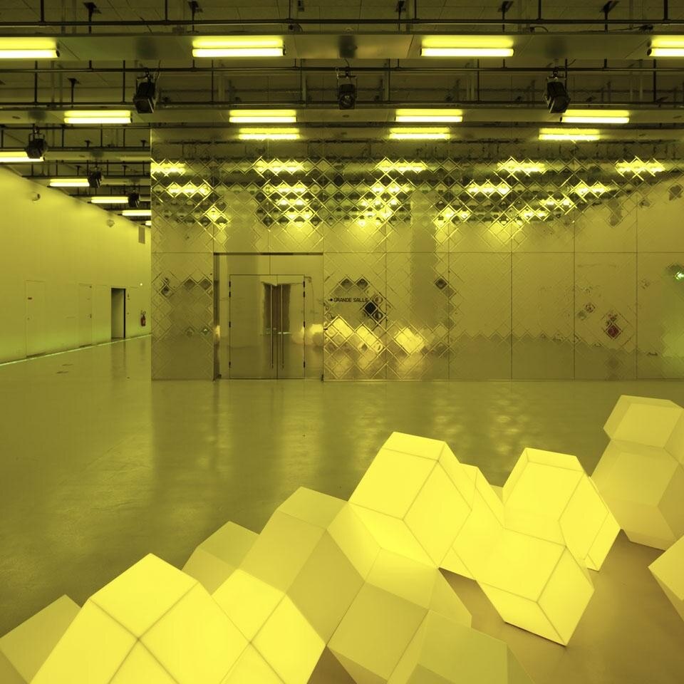 Il 2 marzo, la Gaîté Lyrique ha riaperto i battenti nel cuore di Parigi. Il programma sarà quello di fornire un luogo d'incontro quotidiano aperto al pubblico tra tecnologia e arte. L'obiettivo è esplorare la cultura digitale in tutte le sue forme: musica, grafica, videogiochi, film, danza, moda, design, architettura...
Il settimo piano è stato completamente reinventato da Manuelle Gautrand. Photo © Vincent Fillon.