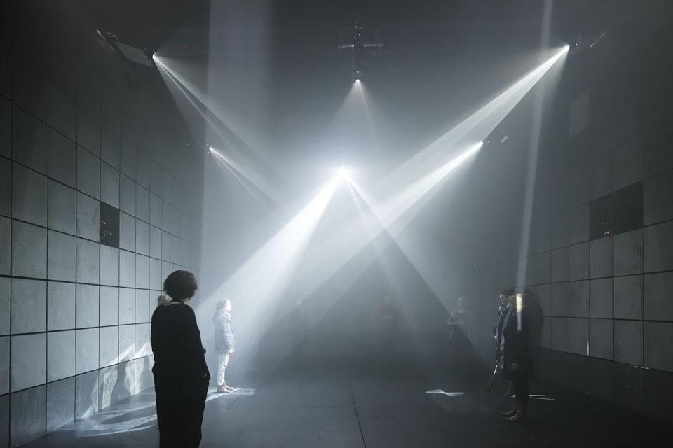 La Gaîté Lyrique ha invitato il collettivo di artisti UVA (UnitedVisualArtists) a lavorare in situ in vista dell’inaugurazione e ha messo l’intero edificio a loro disposizione. UVA ha trasformato la Gaîté in un vero e proprio strumento: il pubblico può giocare con la luce, le immagini e il suono interagendo semplicemente attraverso il movimento del proprio corpo. Photo © Vincent Fillon.