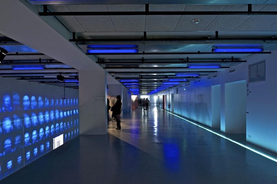 Uno spazio per mostre ed esposizioni di 1.000 metri quadrati con un muro-schermo di 20m x 4m è allestito su due livelli. Photo © Philippe Ruault.