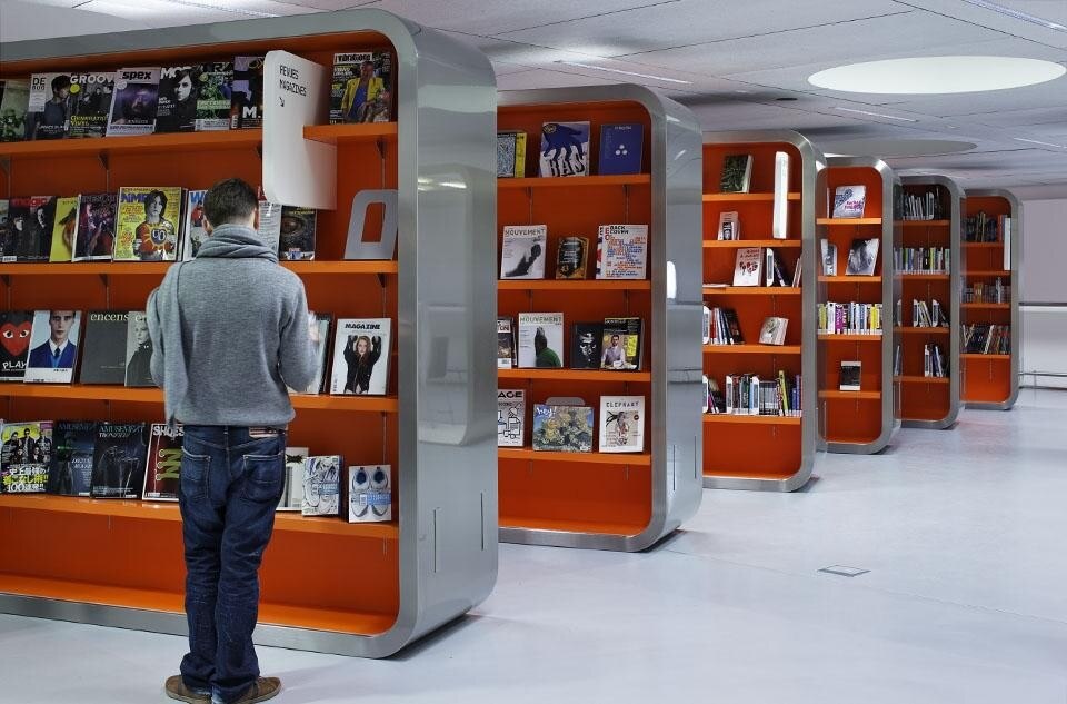 Il centro risorse della Gaîté ha l’ambizione di offrire ai visitatori, gratuitamente, una chiave per comprendere meglio i nuovi mezzi di comunicazione e i tanti movimenti artistici che stanno emergendo in questa epoca digitale. La collezione (fisica e digitale) del centro dovrebbe arricchirsi durante tutto l’anno. Photo © Vincent Fillon.