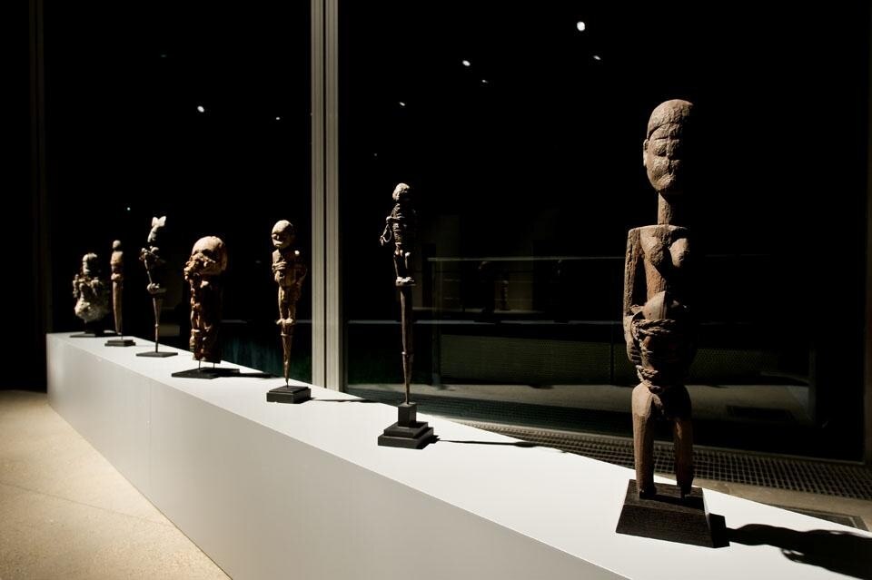 Grande conoscitore dell'arte africana, Jacques Kerchache ha viaggiato in Benin negli anni Sessanta dove per primo ha scoperto l'arte Vodun. Ha incontrato i sacerdoti ed è stato iniziato ai suoi rituali, restando affascinato dalle straordinarie forme inventate dai suoi scultori. 