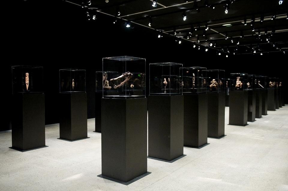 Nell'oscurità del sottosuolo della Fondazione sapientemente illuminato, l'aura del mistero del vudù si rivela, nella magistrale posizione al livello del nostro sguardo in cui sono allineate 48 figure rituali di rara potenza. 