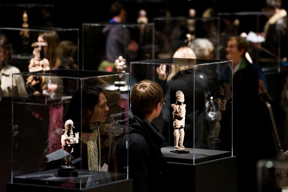 Mettendo insieme un centinaio di sculture <i>bocio</i> e altri pezzi provenienti da collezioni private, <i>Vodun: African Voodoo</i> è la prima grande mostra dedicata alla tradizione scultorea dell'Africa occidentale. 