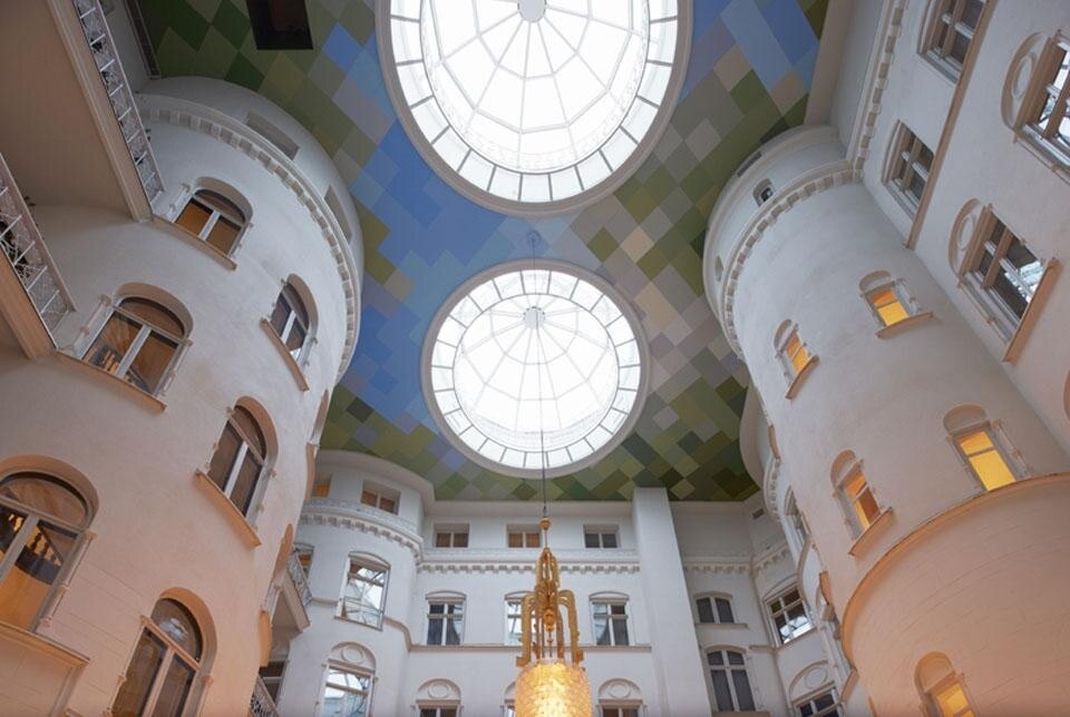 La scenografica lounge centrale è ricavata nell'ex cortile dell'edificio principale.