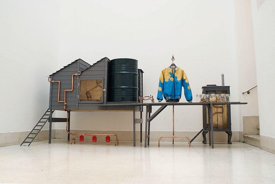 Kieren Jones, <i>Personal Micro-Farm: The Chicken Project, Backyard Factory</i> (‘Micro-fattoria personale: Progetto polli, Fabbrica nel cortile’), Royal Collage of Art, 2010.