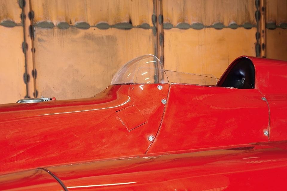 Sul piano concettuale, l’auto appare nettamente ispirata alla Bisiluro Tarf, costruita da Piero Taruffi nel 1948, veicolo da record, che nacque dagli ottimi risultati ottenuti con motociclette carenate: da qui deriva l’accoppiamento delle due fusoliere.