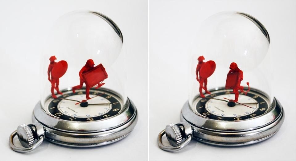 Dominic Wilcox ha presentato uno spiritoso orologio che raffigura un ladro con un televisore tra le braccia che, inseguito da un poliziotto, fugge ticchettando sulla lancetta dei minuti.