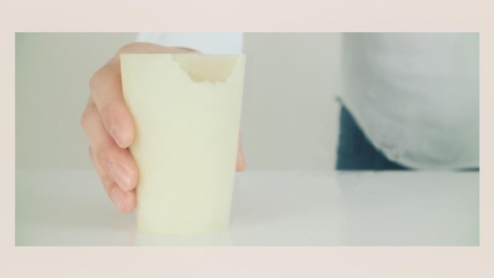 Kup—eatable cup di SugiX (1982) è un bicchiere commestibile, fabbricato con farina di riso