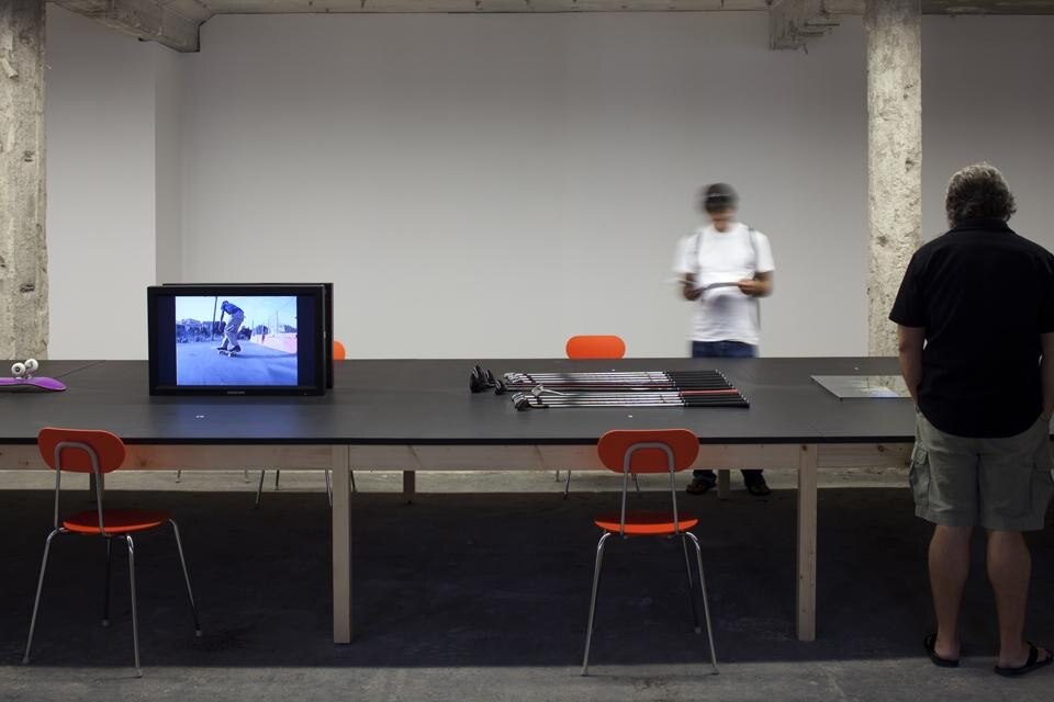 Veduta dell'installazione della mostra Useless, an exploded view curata da Jonathan Olivares al MUDE di Lisbona e aperta fino al 26 novembre