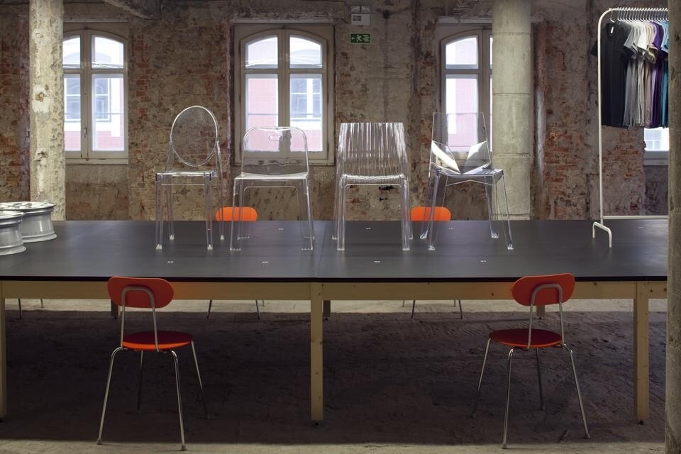 Veduta dell'installazione della mostra Useless, an exploded view curata da Jonathan Olivares al MUDE di Lisbona e aperta fino al 26 novembre