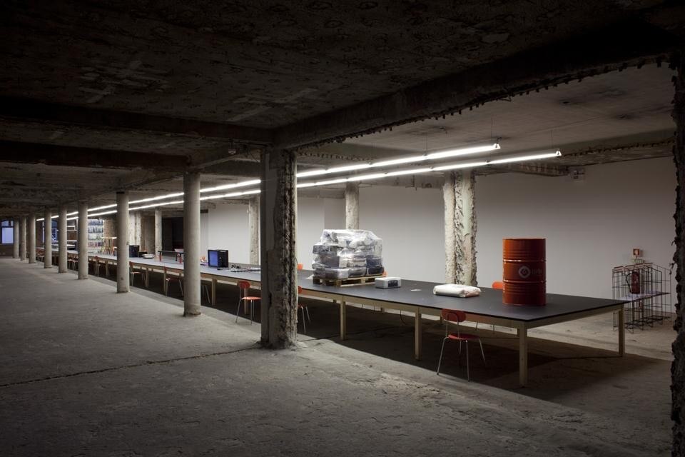 Veduta dell'installazione della mostra Useless, an exploded view curata da Jonathan Olivares al MUDE di Lisbona e aperta fino al 26 novembre