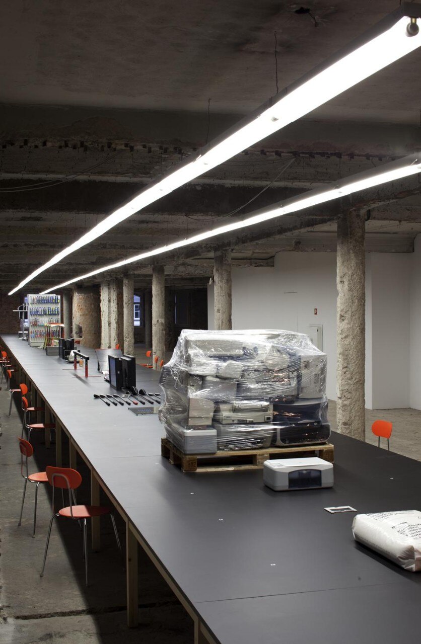 Veduta dell'installazione della mostra Useless, an exploded view curata da Jonathan Olivares al MUDE di Lisbona e aperta fino al 26 novembre