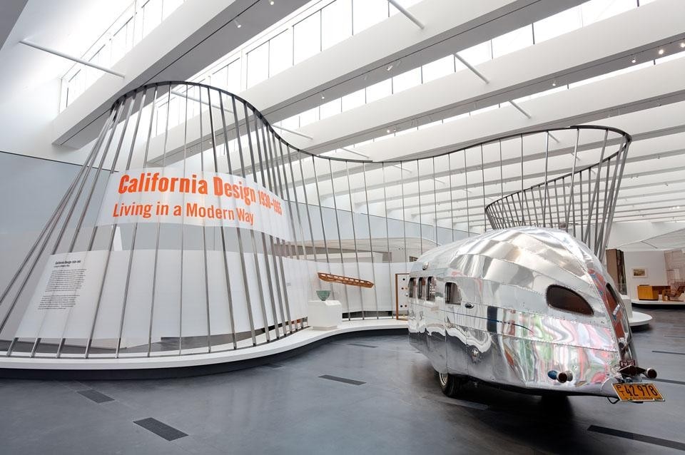 Veduta della mostra <i>California Design</i> al LACMA. © Airstream Inc. Photo © 2011 Museum Associates/LACMA