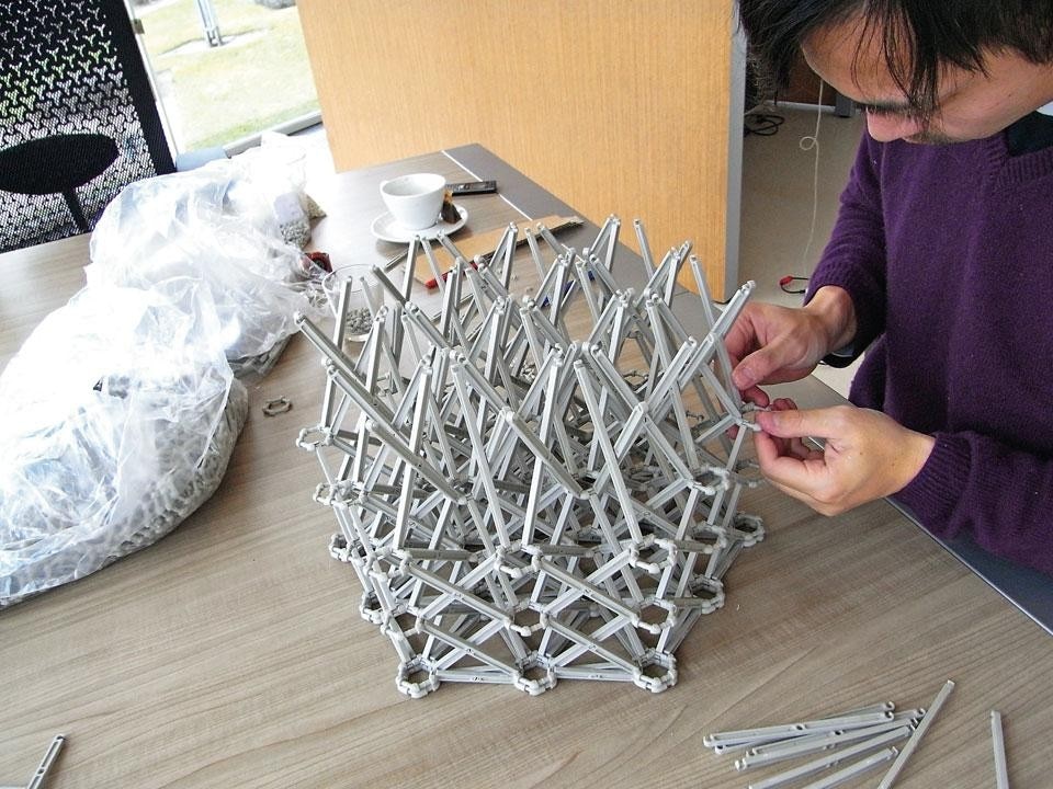 Yuya Ushida, XXXX_Sofa (2011). Il programma di sedute 
si basa sul montaggio 
di 8 singole componenti stampate a iniezione. In collaborazione con Ahrend. Courtesy of Yuya Ushida