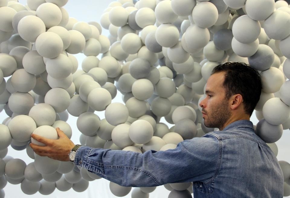 Daniel Arsham, a lungo collaboratore della compagnia di Merce Cunningham, ha appeso alla volta dell'Armory delle nuvole astratte formate da centinaia di sfere. Photo per gentile concessione di Daniel Arsham