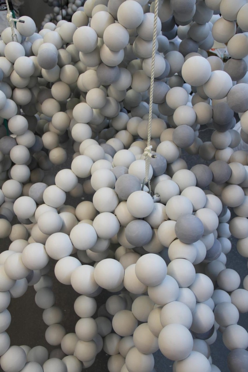 Dettaglio delle sfere create da Daniel Arsham e appese alla volta dell'Armory. Photo per gentile concessione di Daniel Arsham