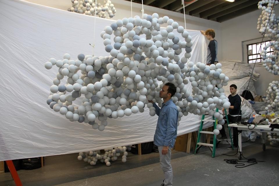 Daniel Arsham nel suo studio di New York. Photo per gentile concessione di Daniel Arsham