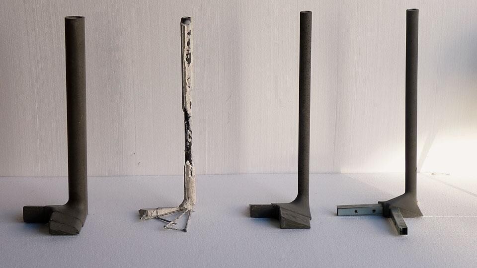 Sequenza di prototipi per la soluzione della gamba: l’alleggerimento progressivo segue la messa a punto strutturale tra anima metallica e agglomerato cementizio. Photo Lucidi Pevere Design Studio