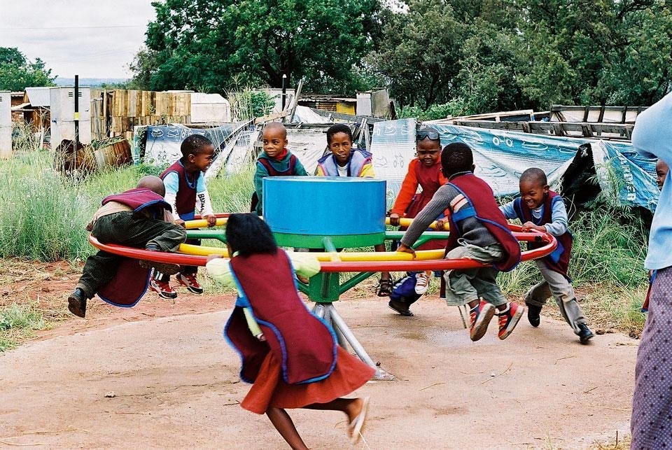 Roundabout Water Solutions, PlayPump. Roundabout Water Solutions si è occupato della raccolta fondi per fornire alle comunità rurali di Sud Africa, Malawi, Lesotho e Swaziland questo sistema di pompaggio dell’acqua alimentato dal gioco dei bambini
