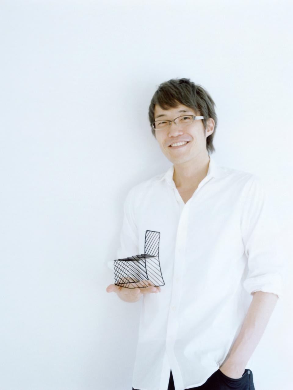 Un ritratto di Oki Sato, fondatore con Akihiro Ito dello studio Nendo 
