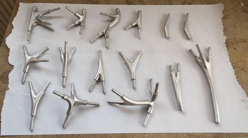 giunti per arredi Multithread in attesa di essere assemblati dopo essere stati stampati e colati in acciaio, utilizzando un processo a cera persa