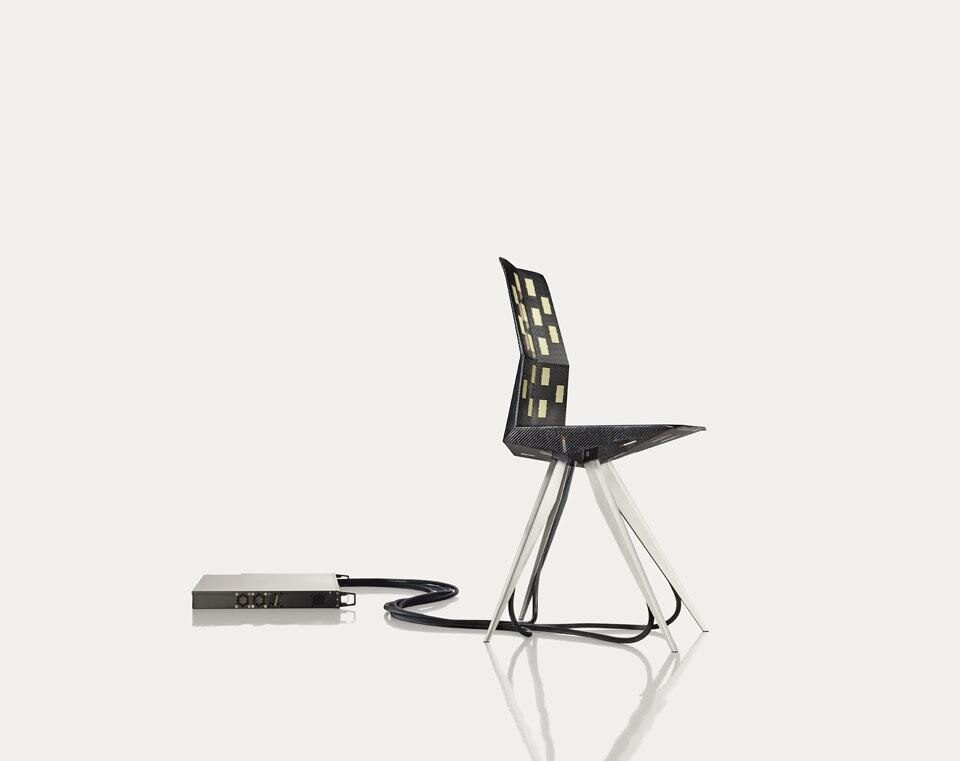 In apertura: giunti per arredi Multithread in attesa di essere assemblati dopo essere stati stampati e colati in acciaio, utilizzando un processo a cera persa. Qui sopra: R18 Ultra Chair Public Beta. Quando gli utenti interagiscono con il prototipo, resistenze elettriche sensibili alla forza della pressione raccolgono i dati relativi alla performance e li convogliano verso un server centralizzato