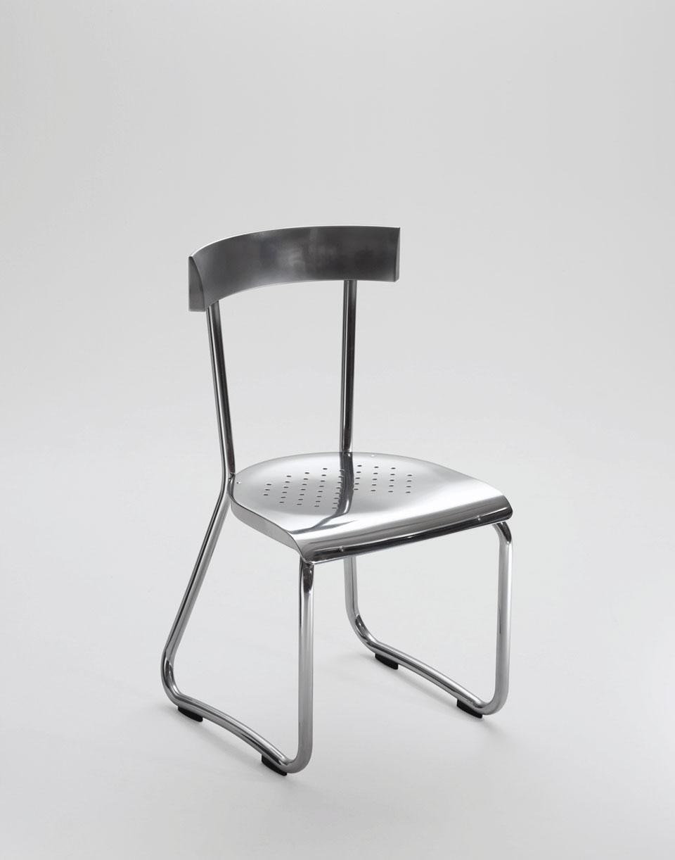 Riedizione della sedia in allumino Montecatini. Produzione Molteni 2012