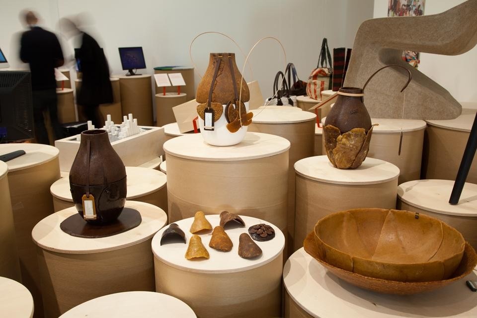 In apertura: Massoud Hassani, Mine Kafon, il dispositivo per sminare i terreni funziona come un aquilone sospinto dal vento. Il GPS integrato al suo interno permette di tenere traccia dei percorsi sminati: quest’oggetto a basso costo, semplice da assemblare è pensato per le comunità Afghane, terra natale del suo autore. Qui sopra: Botanica di Formafantasma