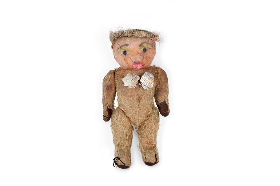 Nana, l'orsetto di peluche di  Jean Paul Gaultier, indossa il primo reggiseno cone. Photo © Rainer Torrado/Jean Paul Gaultier