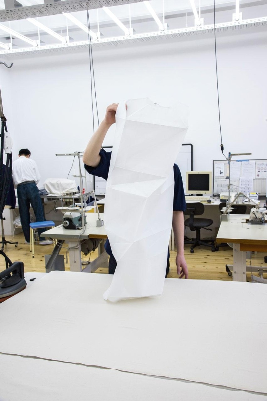 Alcune fasi del processo di taglio e presso-stiratura che produce le pieghe strutturali a memoria di forma delle lampade In-Ei, nel Reality Lab. di Miyake a Tokyo