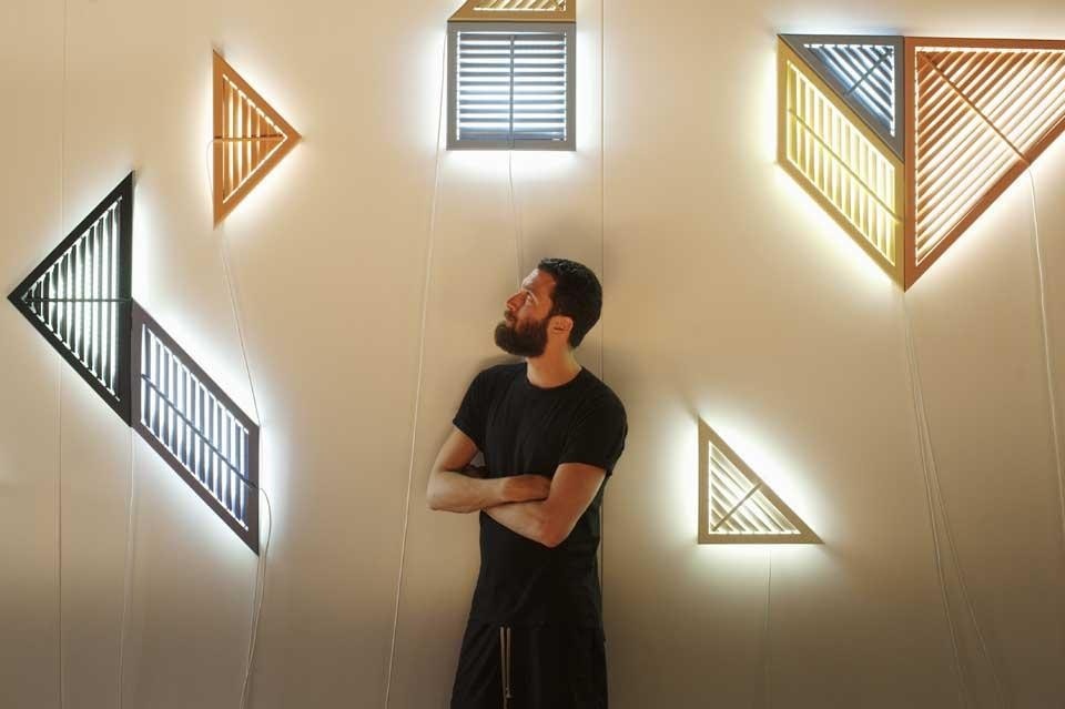 In apertura: work in progress di <i>Craftica</i> di Formafantasma. Qui sopra: Philippe Malouin, Designer of the Future, con il progetto <i>Daylight</i> intende controllare la luce del giorno che entra nel suo studio londinese e rielabora in chiave contemporanea le veneziane con giochi di forme geometriche e l'utilizzo del colore