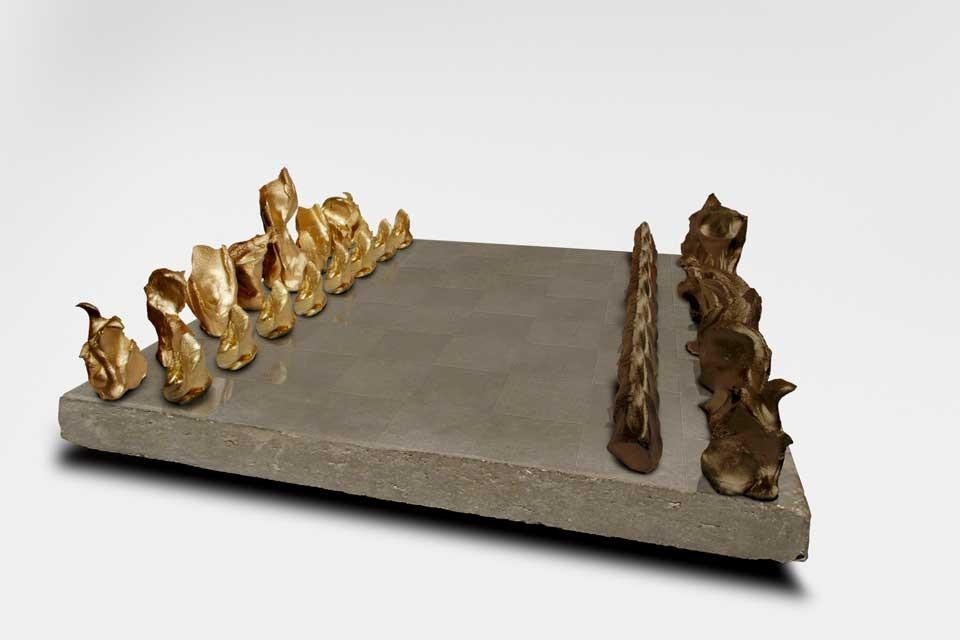 La scacchiera <i>Chess Set</i> di Fredrikson Stallard, in cemento e bronzo, per la gallerista Libby Sellers