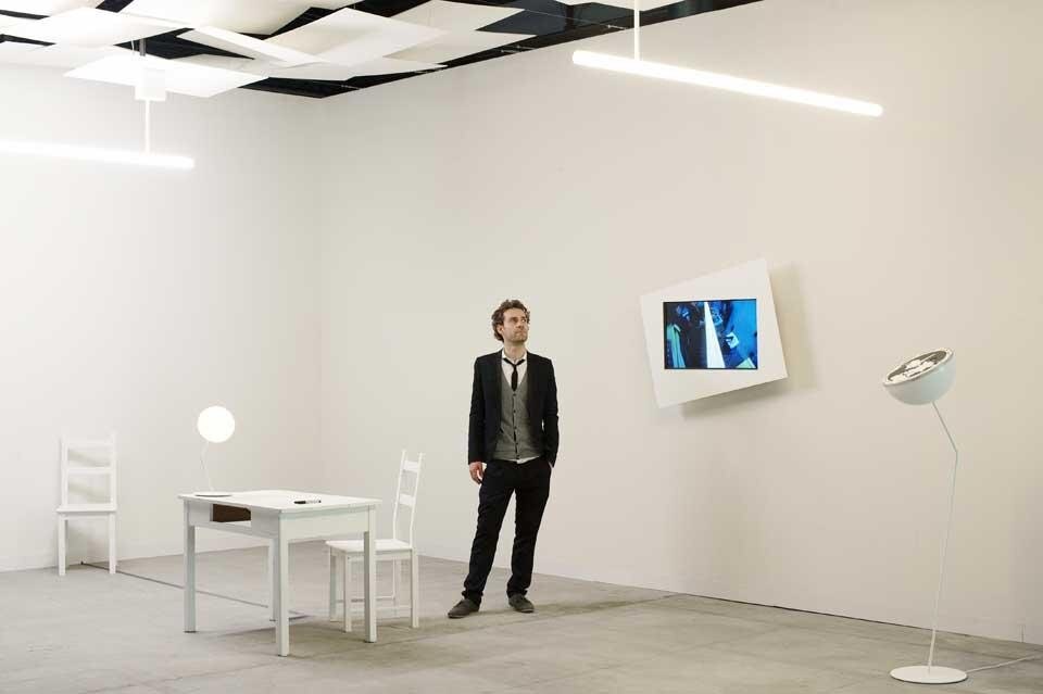 Markus Kayser, Designer of the Future, gioca con una serie di lampade da soffitto (per semplificare l'oggetto) costituita da lungo tubo