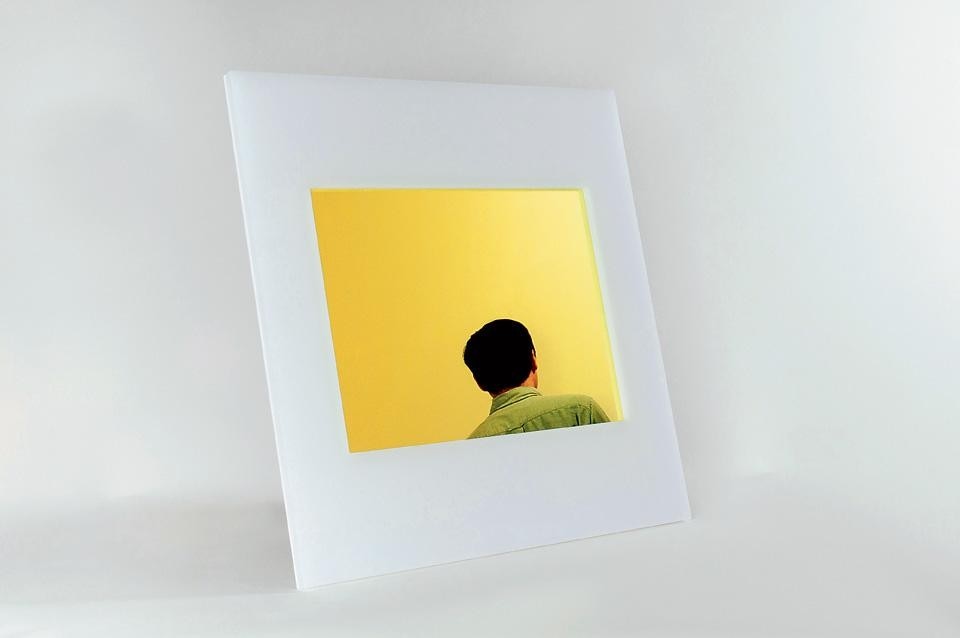 Prove e colori base in poliestere per Slideshow Mirror, specchio che riflette solo una parte dello spettro luminoso. Photo Marit Kramer