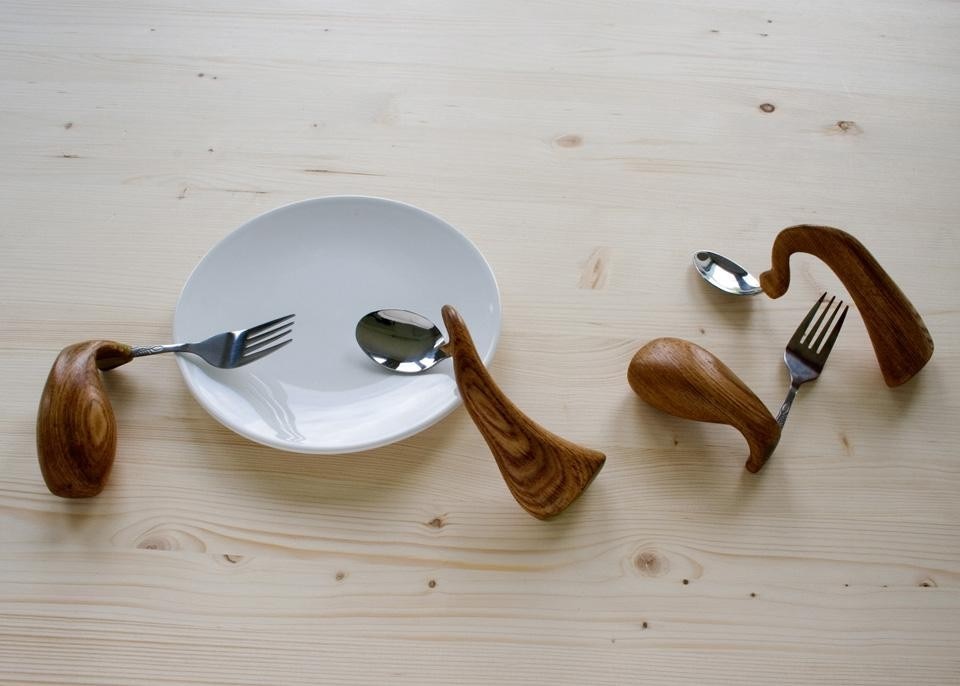 In apertura: Leslie Landucci, calendario perpetuo <i>Life goes on</i>. École nationale supérieure des arts décoratifs, Paris. © Leslie Landucci. Qui sopra: Sun HongLiang, posate <i>Art de la table</i>. École supérieure d'art et de design de Valenciennes. © Sun HongLiang
