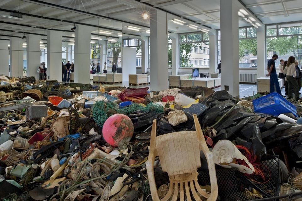 In apertura e qui sopra: vista della mostra <i>Out to Sea? The Plastic Garbage Project</i>, in primo piano: l'installazione principale, Museum für Gestaltung Zürich, fino al 23 settembre 2012. Photo © ZHdK