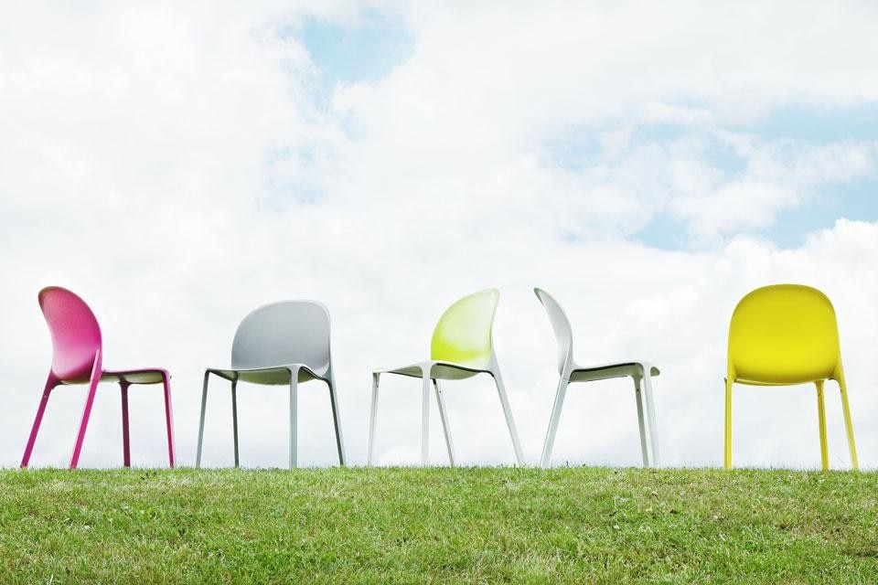 Nuova sedia OAC (Olivares Aluminium Chair), disegnata da Jonathan Olivares per Knoll. In apertura: le sedie fotografate nel suo studio. Sopra: alcune varianti cromatiche. Photo Yoo Jean Han