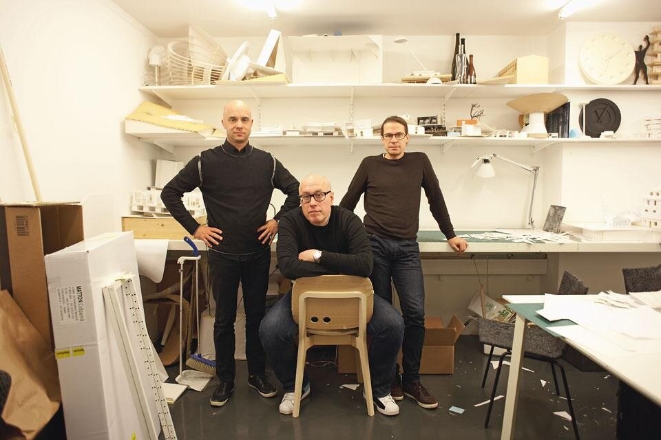 Mårten Claesson, Eero Koivisto e Ola Rune,  lavorano insieme dal 1995 (nella foto, lo studio a Stoccolma). Dopo un inizio come studio di architettura, sono diventati multidisciplinari. Photo Johan Ödmann