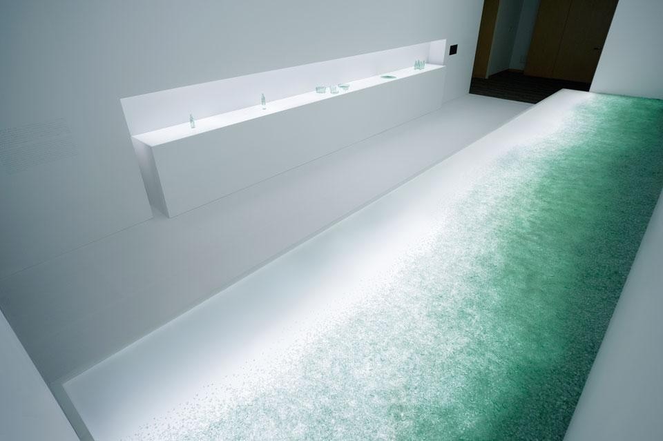 Allestimento per la presentazione della nuova collezione per la tavola Bottleware di Nendo per Coca-Cola. Photo Takumi Ota