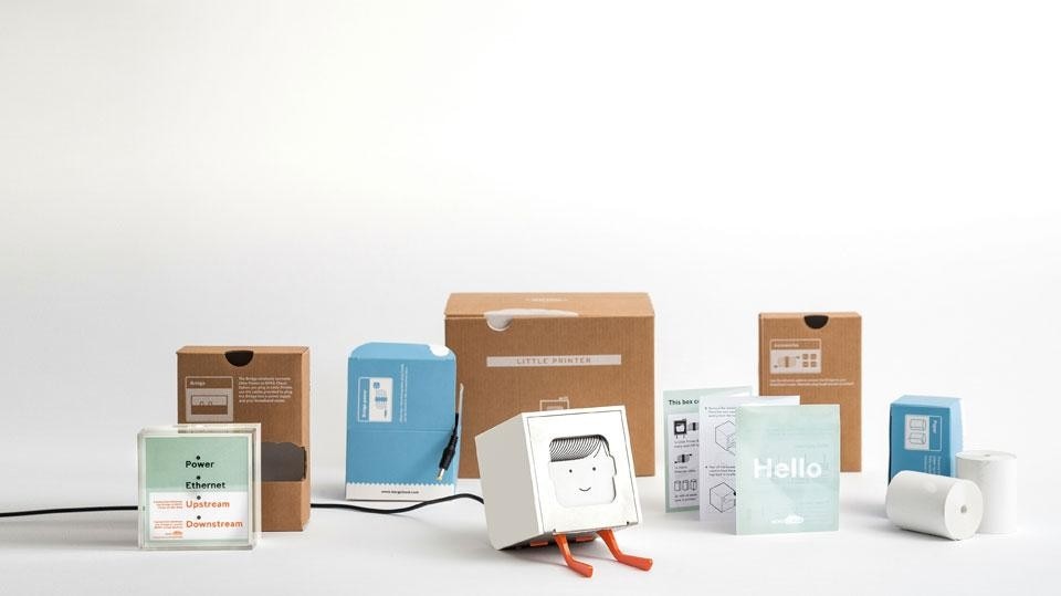 Little Printer e il suo packaging: Ethernet Bridge; alimentatore; stampante; manuale di istruzioni; set di accessori; carta. Photo Delfino Sisto Legnani