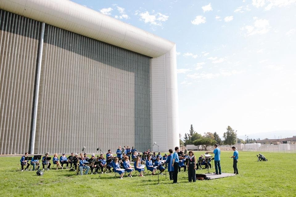 Riprese di <i>The International Space Orchestra</i> di fronte alla galleria del vento più grande del mondo, NASA Ames Research Center